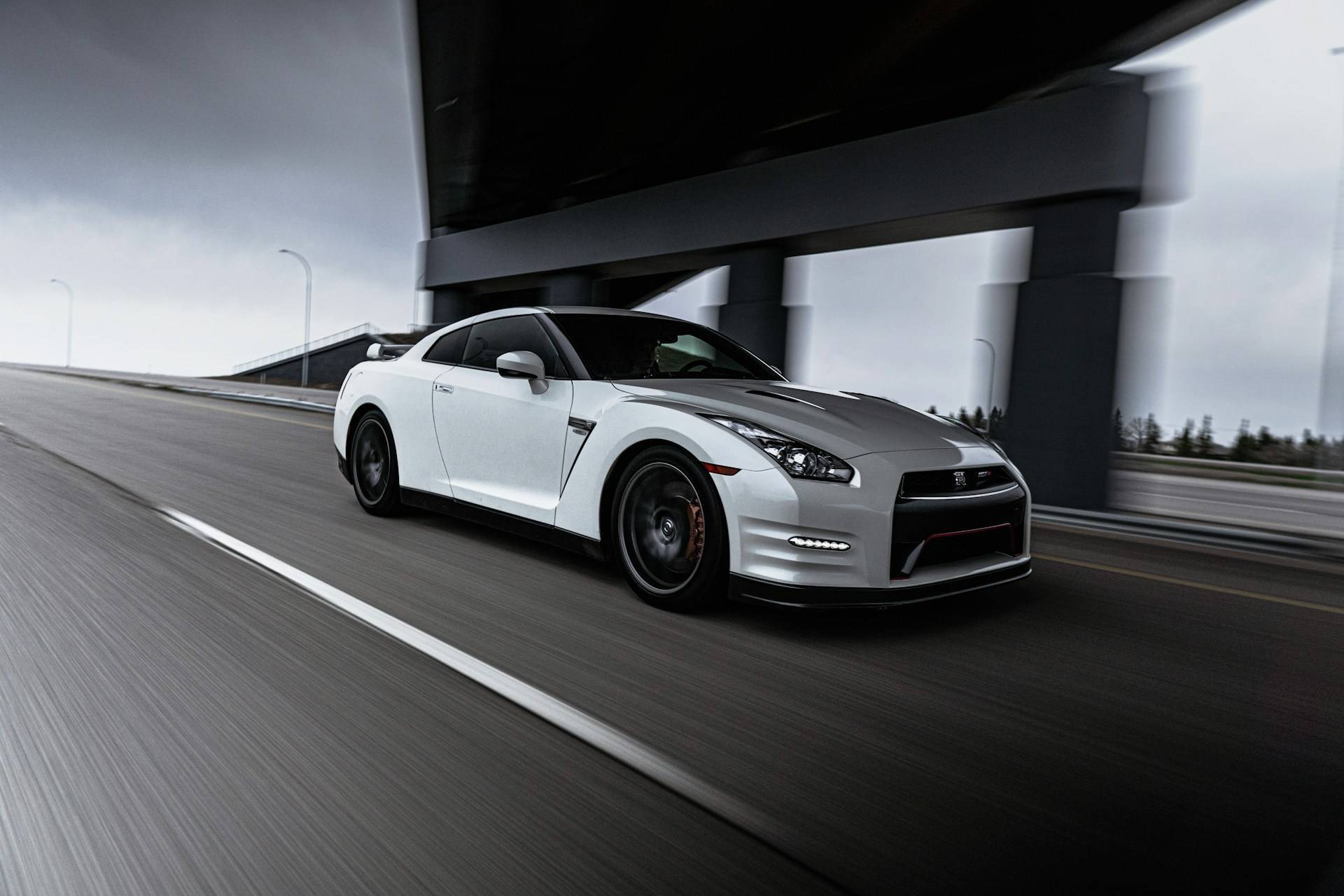 nissan-gtr-r35-in-pearl-white-front-view.jpg